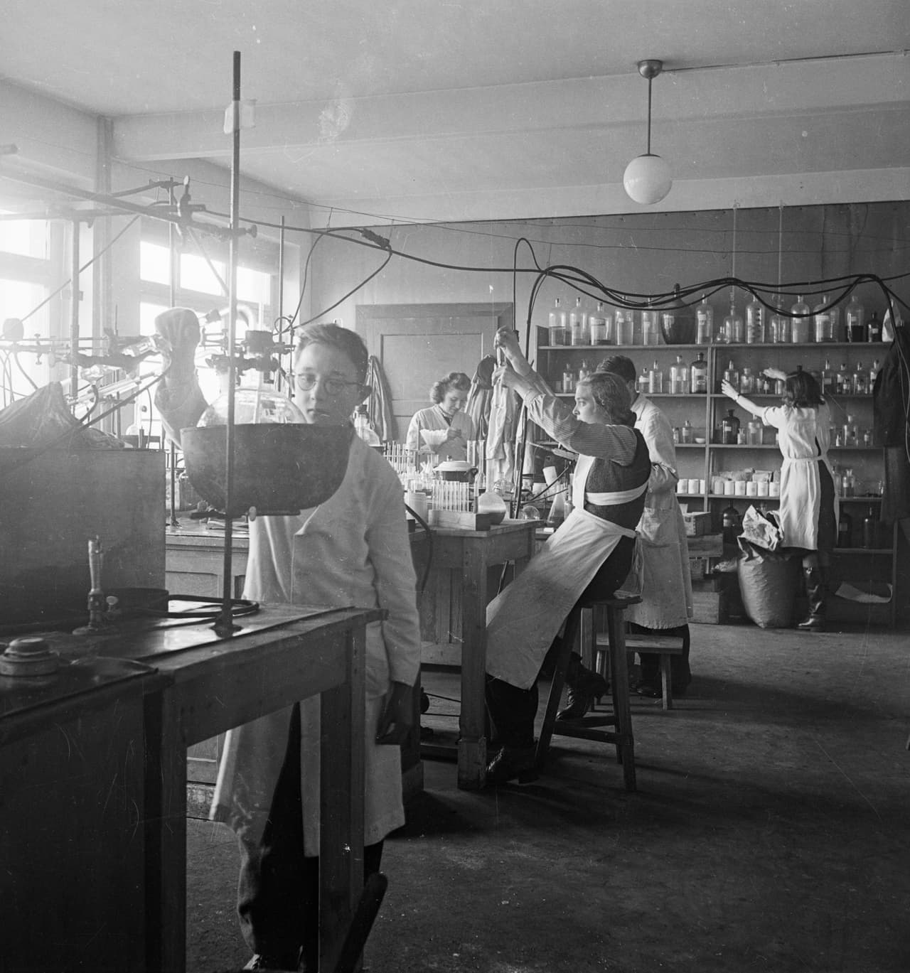En 1923 la insulina comienza a estar disponible comercialmente en Reino Unido, Canadá y EEUU. Para 1926, ya está disponible o patentada en al menos 44 países.