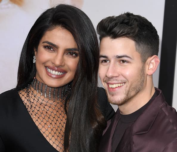 A finales de enero del 2022, 
<b>Nick Jonas y Priyanka Chopra</b> anunciaron en sus redes sociales que se habían convertido en padres por primera vez gracias a un vientre subrogado: recibieron a una niña que nació el 15 de ese mes, según reportes de la prensa.