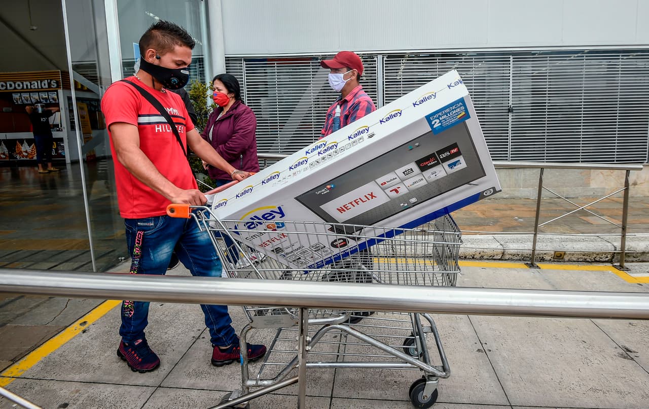 En el número 8 de alto riesgo de contagios también está el ir de compras en Black Friday, ir a una fiesta de football o asistir a eventos deportivos al interior. 
<br>