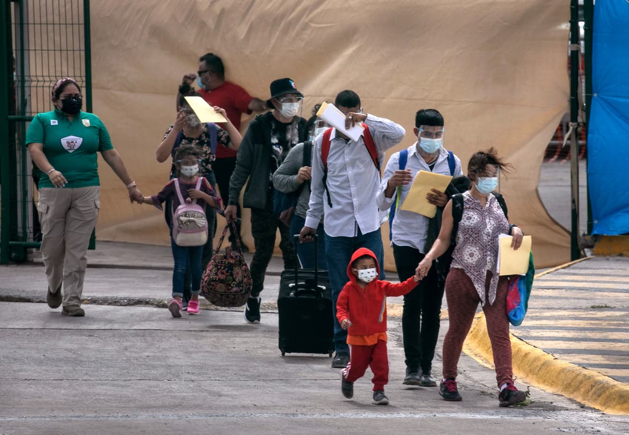 <b>Camino a la esperanza. </b>Los solicitantes de asilo caminan hacia la frontera entre Estados Unidos y México mientras un grupo de al menos 25 inmigrantes pudieron viajar desde un campamento de migrantes en México a los Estados Unidos.