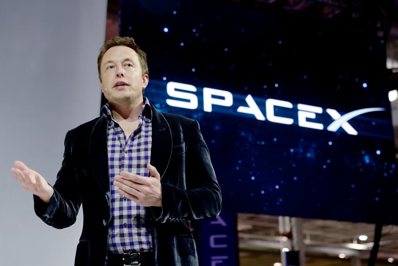 <b>Elon Musk, SpaceX y Tesla</b>. 
<br>
<br>Es el fundador y CEO de SpaceX, una compañía aeroespacial privada que desarrolló una tecnología para reutilizar los dispositivos de lanzamiento de naves espaciales, una revolución en en la industria. También es el creador de Tesla, una de las automotrices especializadas en vehículos eléctricos más importante del mundo. Musk también es uno de los responsables de la creación de PayPal, uno de los primeros sistemas de pago en línea. 
<br>