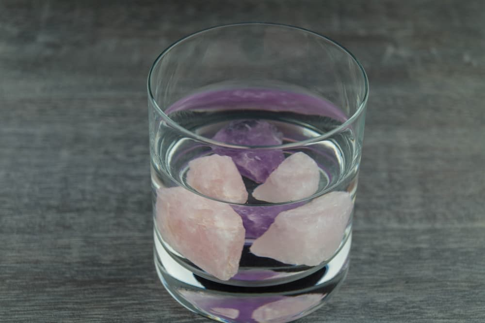 Por supuesto, para que las energías de este precioso mineral elaborado durante millones de años por la naturaleza surtan efectos deberás mantenerlo limpio, lavarlo con agua y sal de mar y exponerlo al Sol y la Luna los días señalados para que se energice adecuadamente.