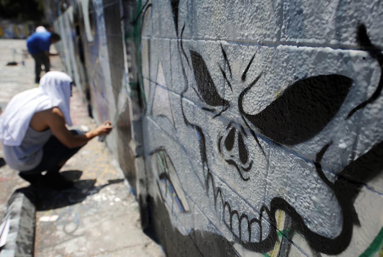 Y a miembros de violentas pandillas callejeras en Estados Unidos para distribuir la droga por todo el condado de Ventura.
<br>
