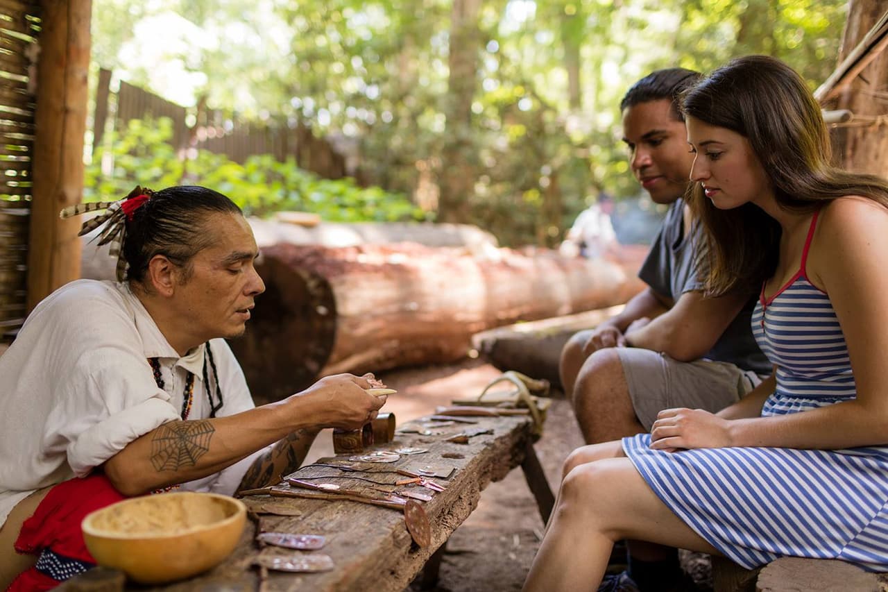 <b>OCONALUFTEE INDIAN VILLAGE</b>. Al entrar en el pueblo indio de Oconaluftee, serás arrastrado al siglo XVIII. Está rodeado de una exuberante vegetación verde, su espíritu se calma con el sonido de los frescos arroyos de la montaña, según sus promotores.