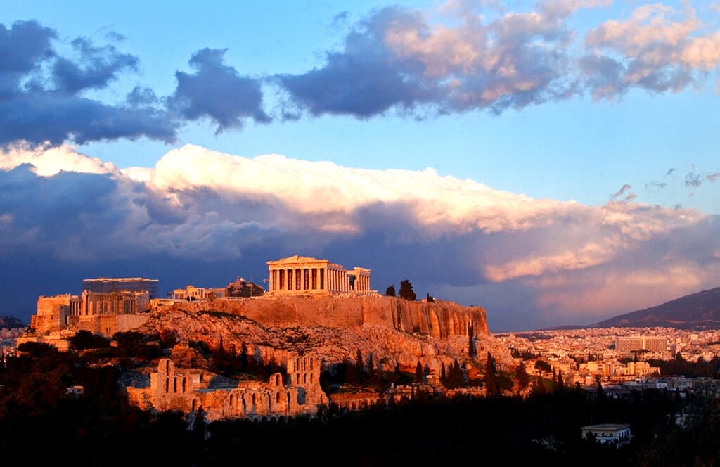 <h2 class="cms-H2-H2">10.- Atenas</h2>
<br>
<br>En el lugar se encuentra el centro de la Antigua Grecia, un poderoso imperio y civilización. También se encuentra la Acrópolis, una ciudadela sobre un monte con antiguos edificios, como el templo del Partenón con sus columnas.