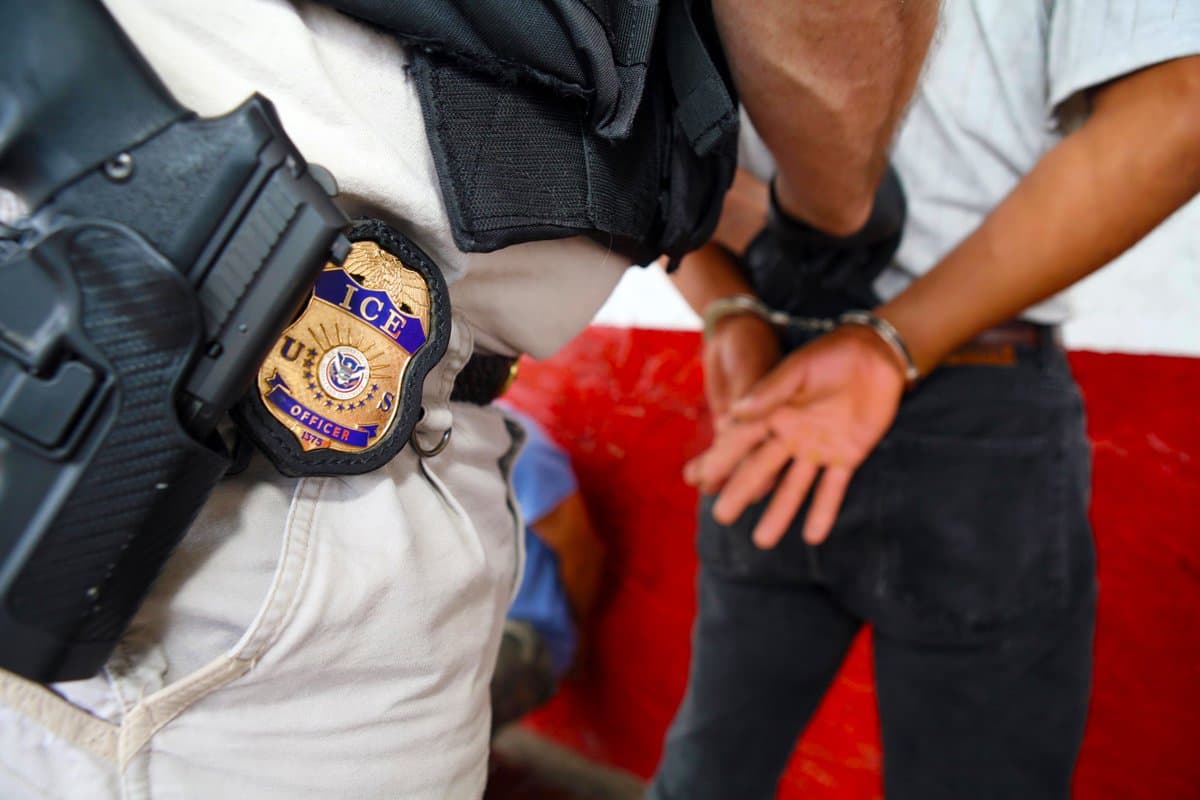 Inmigrante detenido en reciente operativo de ICE muere mientras jugaba fútbol en la cárcel 