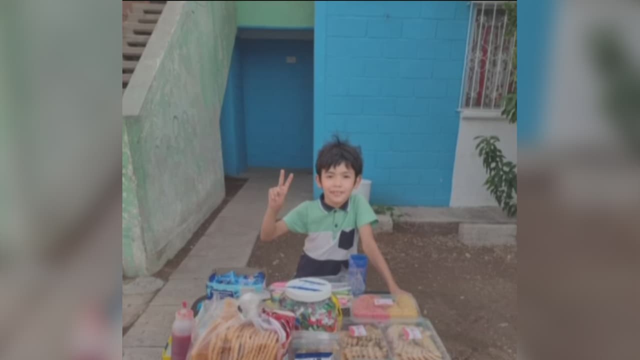 En video: 
<b>Niño mexicano de 8 años vende dulces para pagar sus útiles escolares y la historia conmueve en redes sociales</b>
<br>
<br>Ángel Antonio, un pequeño de solo 8 años, decidió vender golosinas en la puerta de su casa en México para comprar el material escolar. Él y sus padres cuentan cómo surgió la idea y qué sienten al saber que su historia se ha vuelto popular.