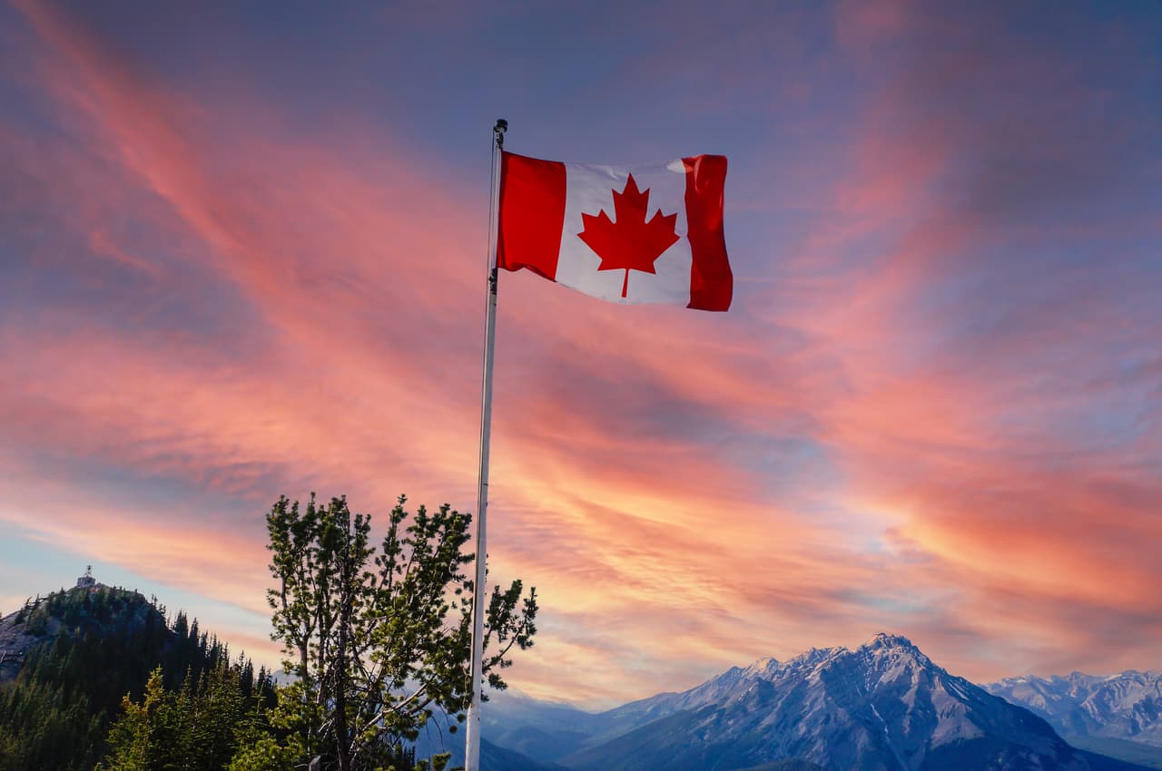 <h2 class="cms-H2-H2">6. Canadá</h2>
<br>
<br>🧳 
<b>¿Qué lugar ocupó en 2022?</b> 3.
<br>
<br>🧳 
<b>¿Por qué está en el listado? </b>Canadá es un país de bajas temperaturas en invierno, pero también ofrece hermosos recorridos naturales además de una relativamente baja tasa de crimen. 
<br>
<br>🧳
<b> ¿De qué tienes que cuidarte si viajas a este país? </b>Robos en vehículos sin cerrar. 
<br>
