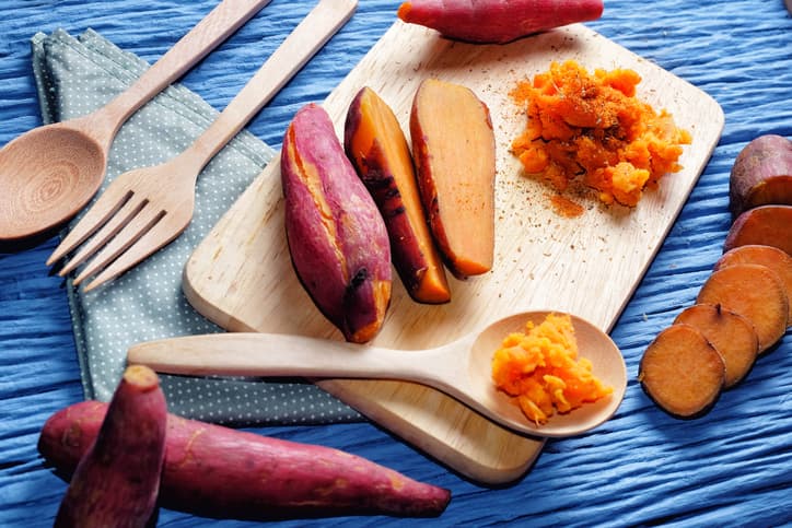 Aunque su nombre engañe, la batata dulce puede formar parte de la dieta de un diabético. De hecho, no eleva los niveles de azúcar tanto como la papa blanca porque tiene más fibra. La técnica de cocción influye y lo mejor es hervirlas.
<br>