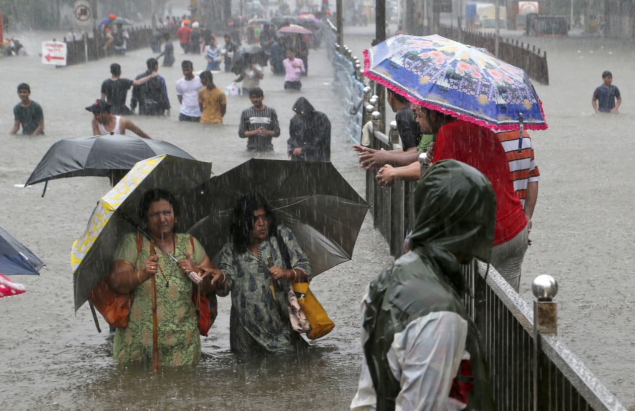 También en India, un país muy castigado por el 
<a href="https://www.univision.com/temas/cambio-climatico">cambio climático</a>, el ciclón Vayu, en junio, forzó a unas 
<b>289,000 personas</b> en las zonas costeras del estado occidental de Guajarat a desplazarse. Otro país que sufrió inundaciones sin precedentes fue Irán, en donde 
<b>500,000 personas tuvieron que abandonar sus hogares</b>. Este fenómeno también afectó seriamente a países como 
<a href="https://www.univision.com/temas/bolivia">Bolivia</a>, 
<a href="https://www.univision.com/temas/argentina">Argentina</a>, 
<a href="https://www.univision.com/temas/brasil">Brasil</a>, 
<a href="https://www.univision.com/temas/paraguay">Paraguay</a>, Etiopía o Filipinas, donde también ocurrieron 
<b>serios deslaves a causa de las lluvias</b> en el mes de enero.