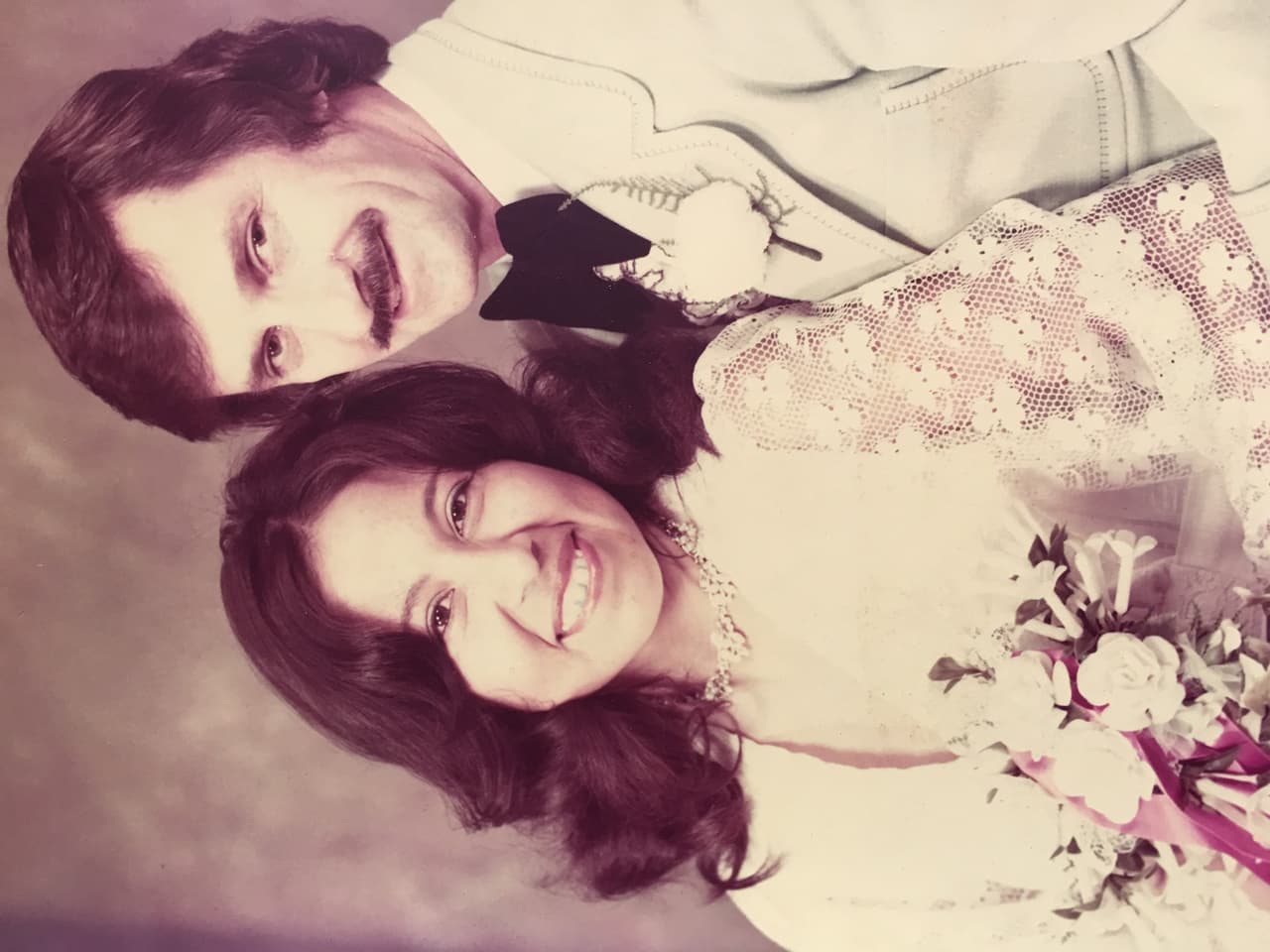 Toni conoció a su esposo, John Polinske, en un baile en 1976. Salieron durante un año antes de casarse en Dakota del Sur en 1977. Se mudaron a Midland en busca de trabajo tras el auge del petróleo de esquisto en la Cuenca Permiana del oeste de Texas, una de las más grandes depósitos de petróleo y gas en el país.