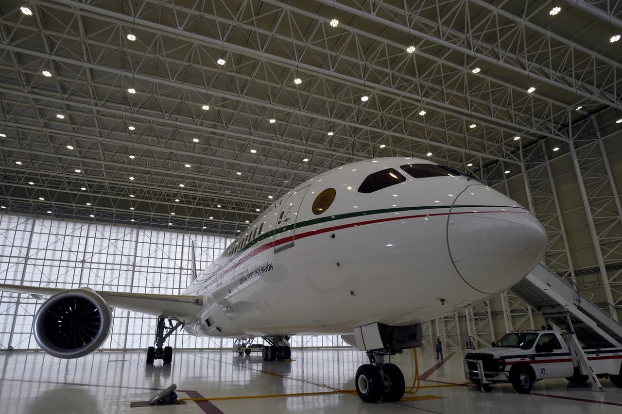 Una elegante y completa recámara, cinta para correr, asientos de piel, cocina y sala de prensa. Así es el lujoso avión presidencial que fue utilizado por Enrique Peña Nieto y que su sucesor, 
<b>Andrés Manuel López Obrador, quiere vender por 130 millones de dólares al considerarlo "un insulto" a la pobreza que existe en el país. </b>
<br>