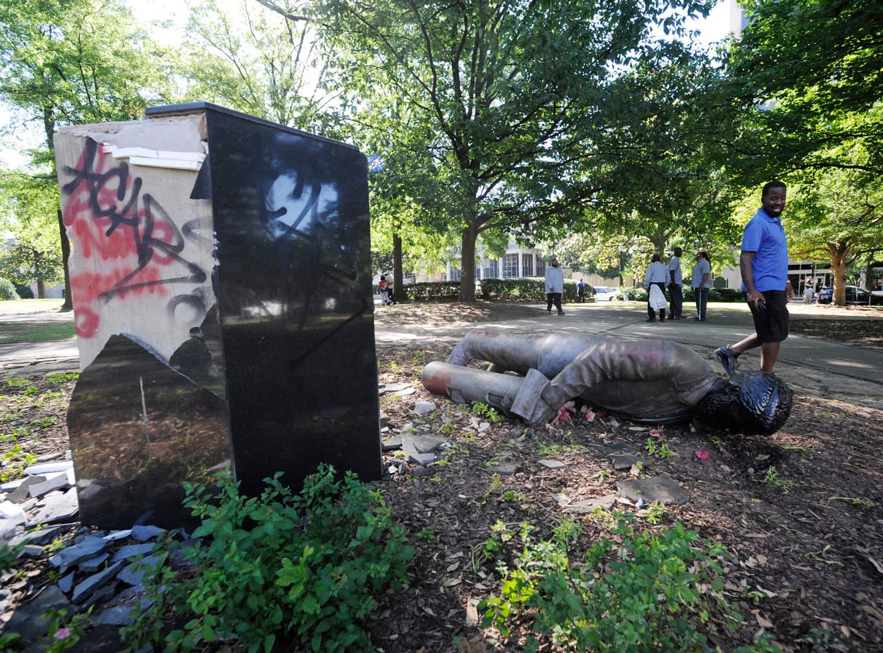 <b>Al suelo los monumentos confederados</b>. La oleada de protestas por la muerte de Floyd y el impulso del movimiento ‘
<a href="https://www.univision.com/temas/black-lives-matter">Black Lives Matter</a>’ encontró en los monumentos confederados uno de sus principales objetivos. Varias estatuas de militares sureños de la guerra civil, esclavistas y conquistadores fueron derrumbadas, lo que fue criticado por Trump. En la fotografía, la estatua derribada de Charles Linn, uno de los fundadores de Birmingham, Alabama, y que perteneció a la armada confederada. 
<a href="https://www.univision.com/noticias/esclavistas-racistas-y-confederados-las-estatuas-derribadas-en-las-protestas-por-la-muerte-de-george-floyd-fotos-fotos"><i><u>Ve aquí algunas de las estatuas derribadas en las protestas por la muerte de George Floyd.</u></i></a>
