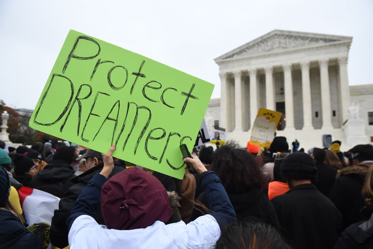 Un senador demócrata presenta proyecto de ley para impedir que se usen datos de DACA para deportar a 'dreamers'