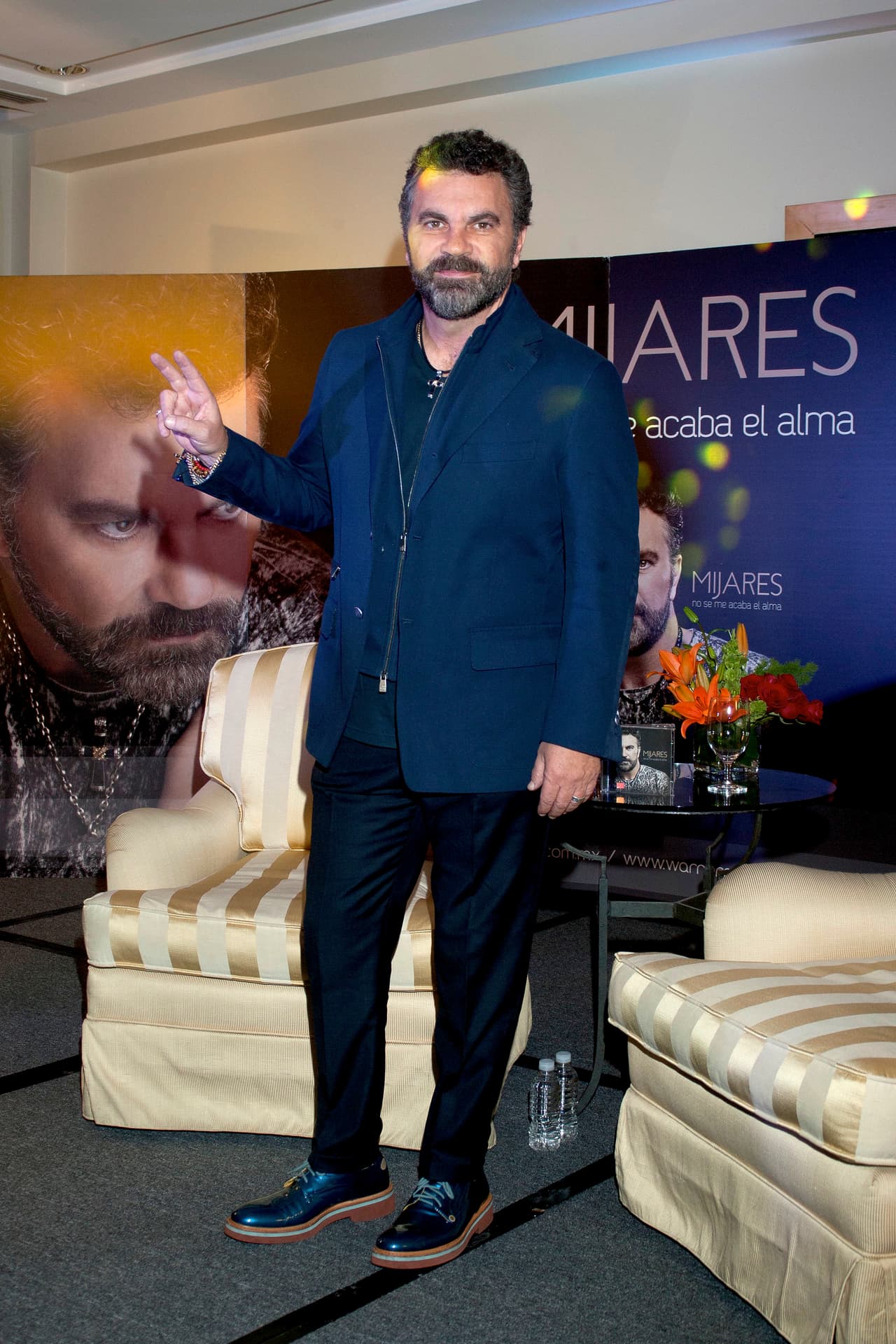 Mijares ofreció una entrevista a 
<b><a href="https://mx.hola.com/musica/2019122330336/mijares-lucerito-jose-manuel-musica-video/">¡Hola! México</a></b> en donde habló de la influencia que tienen en él, los gustos musicales de sus hijos, José Manuel, de 18 años, y Lucerito, de 14.