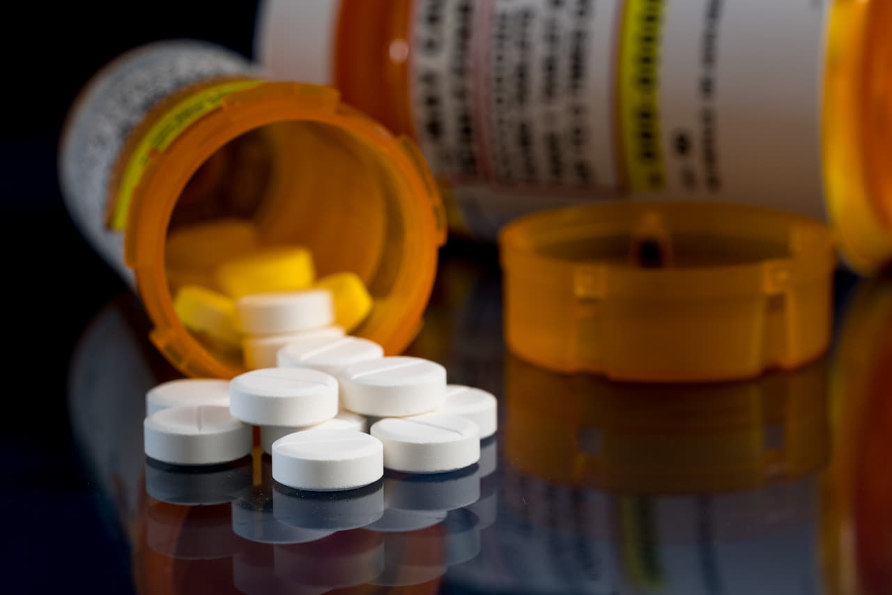 <b>Asegurese de tener sus medicamentos recetados.</b> Si es posible, obtenga un suministro para 30 días de sus medicinas. El Departamento de Seguridad Nacional recomienda verificar periódicamente el estatus del suministro de sus recetas, para garantizar que nunca le falten incluso si debe guardar cuarentena.