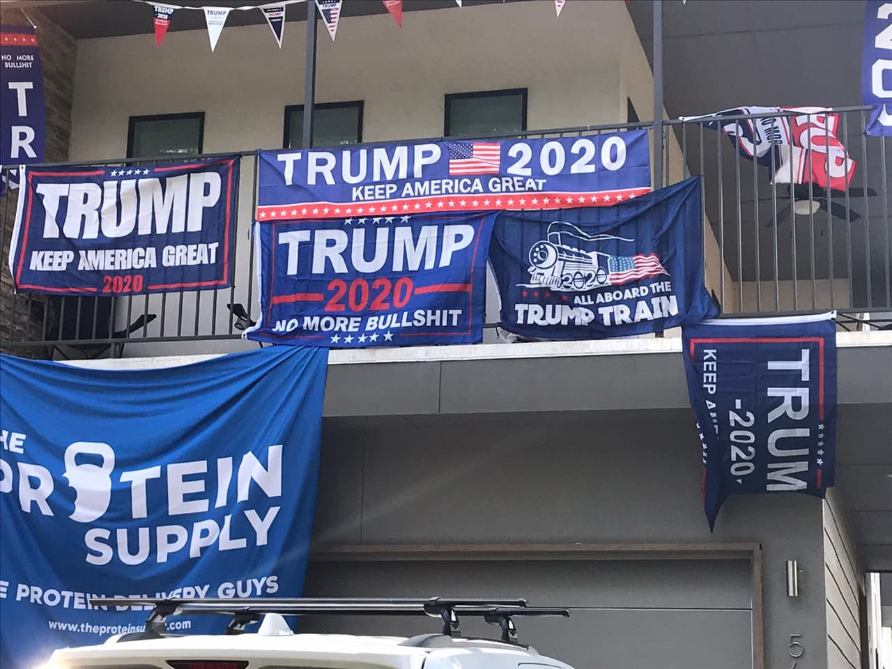 <a href="https://www.univision.com/local/dallas-kuvn/elecciones-estados-unidos-2020/banderas-de-apoyo-a-trump-y-a-biden-divide-a-una-casa-de-estudiantes-de-la-universidad-en-dallas-fotos">Tal es el caso de una casa en la ciudad de Dallas</a> que está decorada con banderas en apoyo a los candidatos presidenciales.