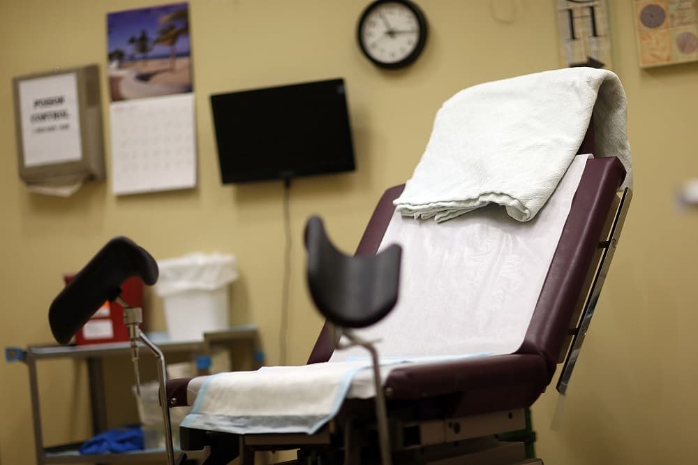 Acto seguido, la madre también solicitó a los doctores se le practicara un aborto a su hija. Esta fue la alerta que hizo que el hospital llamara a la policía.
<br>
<br>Durante una entrevista en septiembre de 2016 con un investigador de la policía de Hemet, la víctima "reveló haber sido violada al menos 90 veces por el acusado", dijo el fiscal.
<br>