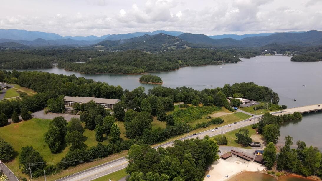 Encuentra más destinos e información local, 
<a href="https://www.univision.com/local/north-carolina-wuvc/localisimo"><b>aquí</b></a>.