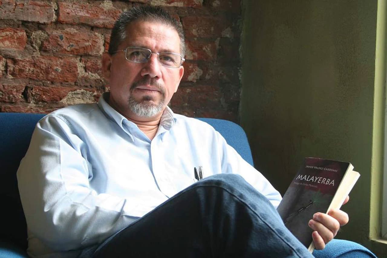 “Actualmente, en muchas ciudades de 
<b>México, </b>los 
<b>periodistas, reporteros, fotógrafos</b> y redactores son amenazados, torturados, asesinados por narcos y sicarios, por publicar lo que afecta a los líderes de carteles, por decir la verdad. A veces los delitos se realizan con la complicidad de la policía, el ejército y algunos políticos. Y también en esta realidad dolorosa hay otro rostro: el de los comunicadores que se vuelven 
<b>informantes de los narcos</b>, de mandatarios sin escrúpulos y los delincuentes”, detalló Valdez en las páginas de su último libro. Esta fotografía de Javier Valdez fue distribuida por el semanario RioDoce.