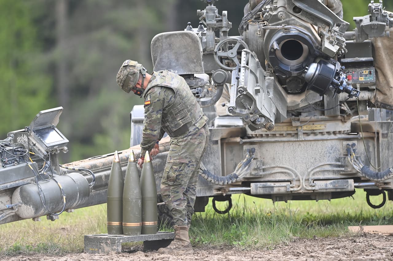 El M777, que normalmente es operado por ocho artilleros, 
<b>puede ser manejado por solo cinco,</b> con una cadencia de fuego que varía entre dos y siete cartuchos de 155 mm por minuto, explica un reporte del sitio History.net.