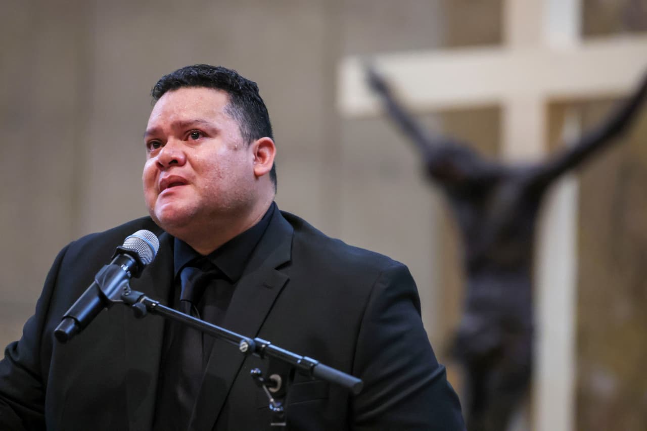 "Fernando está vivo y presente en nuestros corazones y en nuestras vidas", agregó, dando consuelo a todos los presentes.