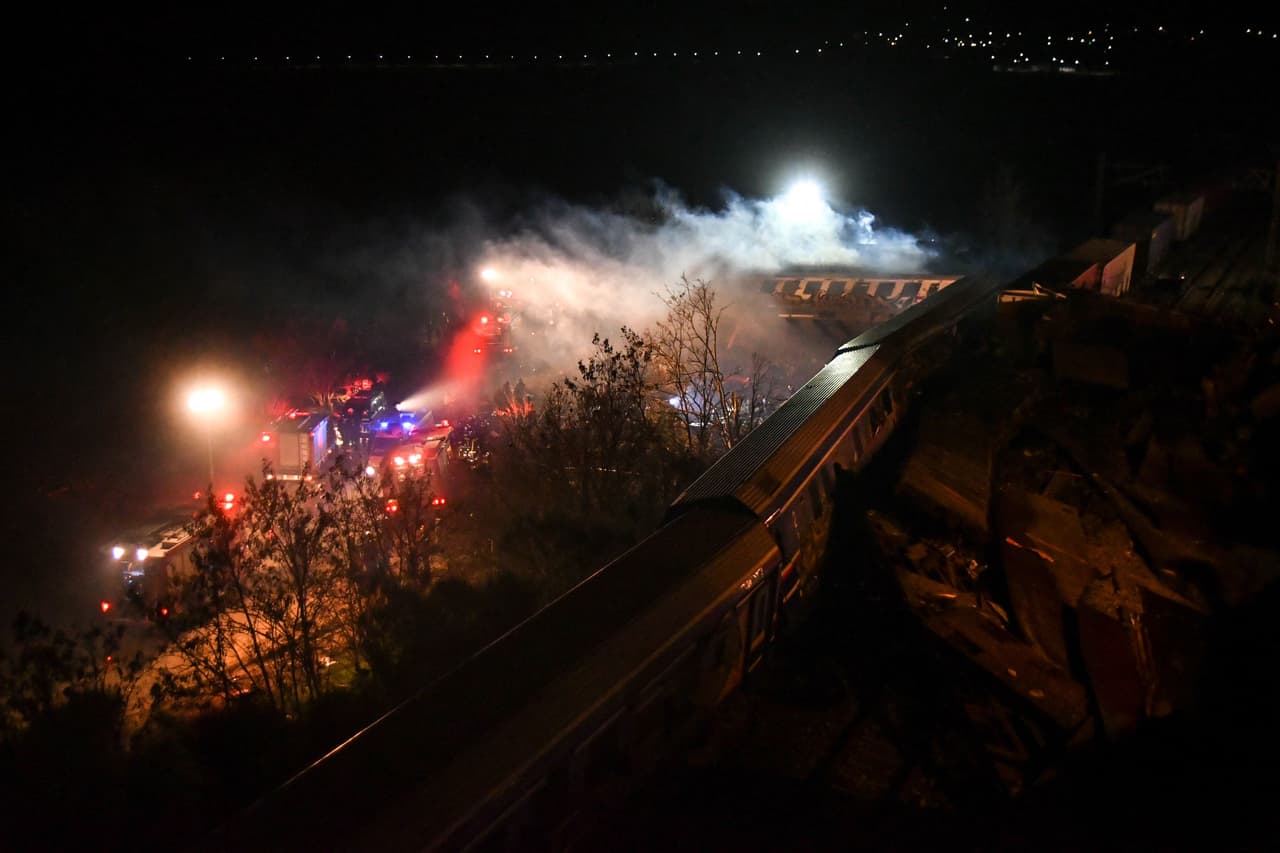 "En el momento del accidente, nos sobresaltamos porque las ventanas estallaron de golpe. La gente gritaba y tenía miedo", dijo otro pasajero a la cadena de televisión Skai. "Afortunadamente, pudimos abrir las puertas y escapar bastante rápido. En otros vagones, no consiguieron salir y un vagón incluso se incendió", agregó el joven traumatizado.
<br>