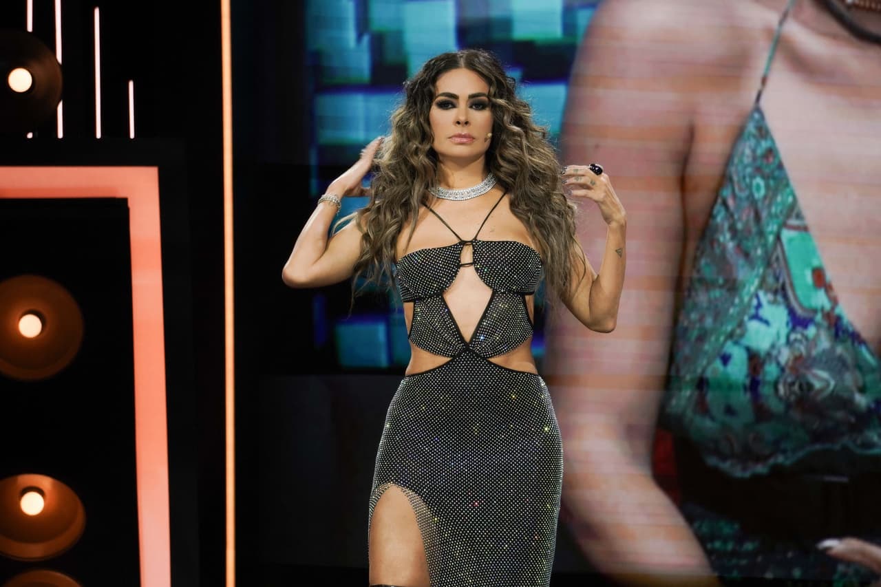 Galilea Montijo aprovechó para hacer los últimos ajustes a su peinado.