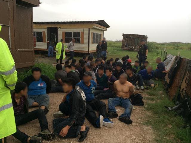 Un estudio publicado por Rand Corporation en abril contradice una añeja versión de funcionarios de EEUU: que los carteles están involucrados directamente en el tráfico de personas. Pero alerta que los migrantes les tienen que pagar al pasar por sus territorios, generando una ganancia de entre $30 y $180 millones al año.