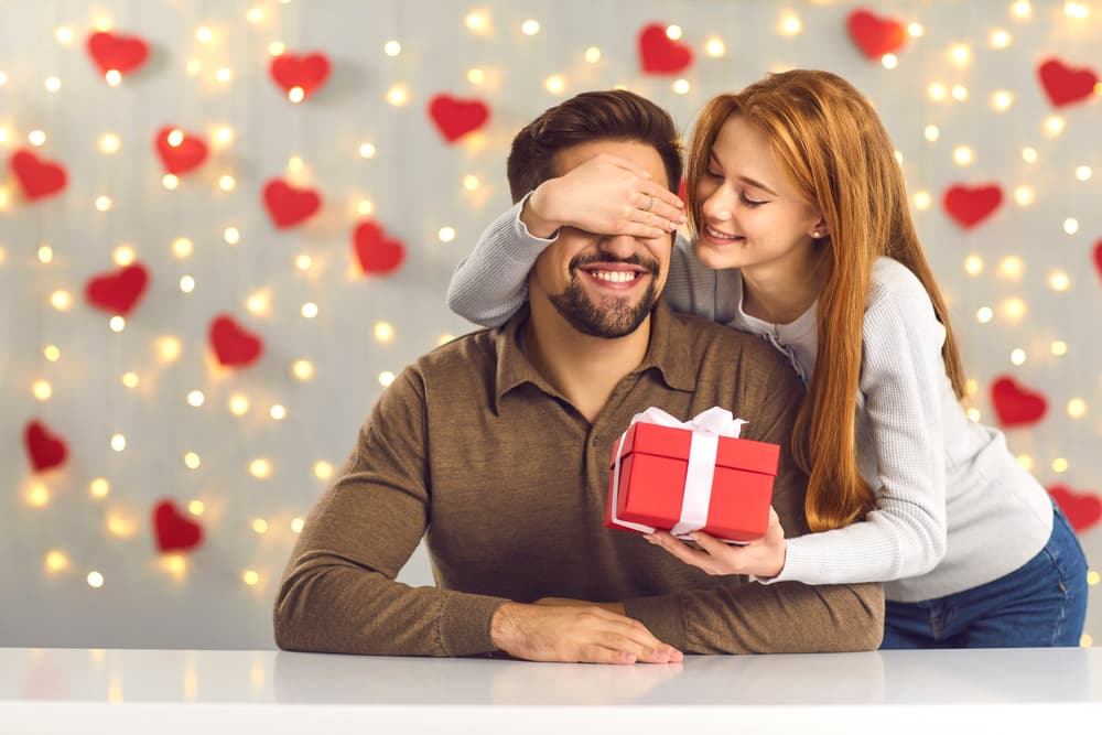 <b>LIBRA</b>
<br>Será un día como cualquier otro, sin mucho enfoque en la pasión o romance. Si tienes pareja, tendrán una conexión mucho más mental e intelectual, lo cual será bueno para conseguir un avance más maduro en su relación. Pero, ¿un día ardiente? No.
