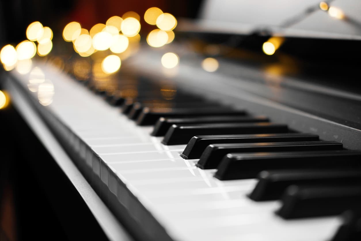 “Pensé que nunca lo volvería a ver”: niño de 12 años le dedica entre lágrimas una canción de piano a su papá tras salir del hospital