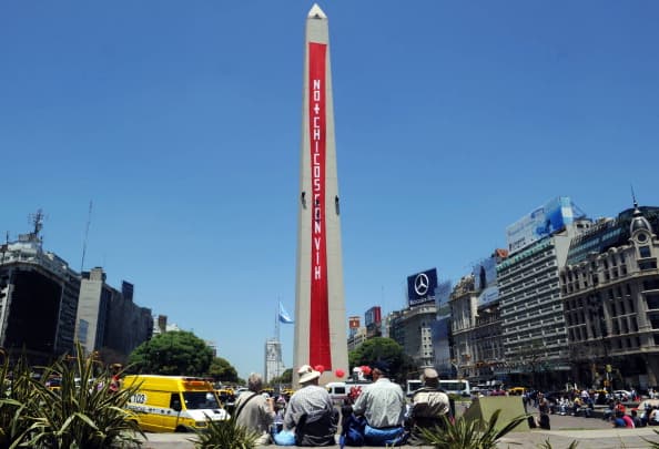 En el caso de 
<b>Argentina la tasa de infectados por VIH creció 2% entre 2010 y 2018</b>. En la fotografía se muestra una pancarta colgada en el obelisco de Buenos Aires con la inscripción "No más chicos con VIH", mientras los acróbatas actúan en el monumento durante la conmemoración del Día Mundial Contra el Sida.