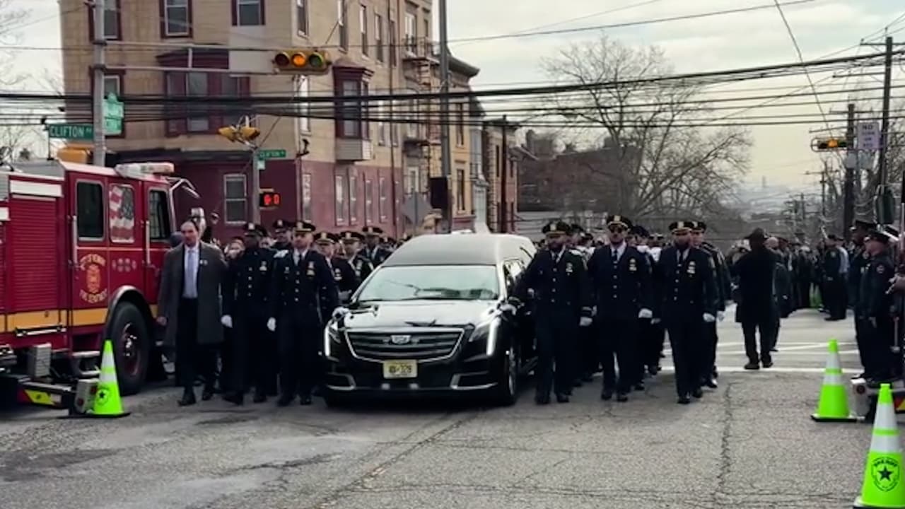 El Gobernador de Nueva Jersey, Phil Murphy, 
<b>ordenó que las banderas del estado ondearan a media asta</b> en señal de luto.
<br>