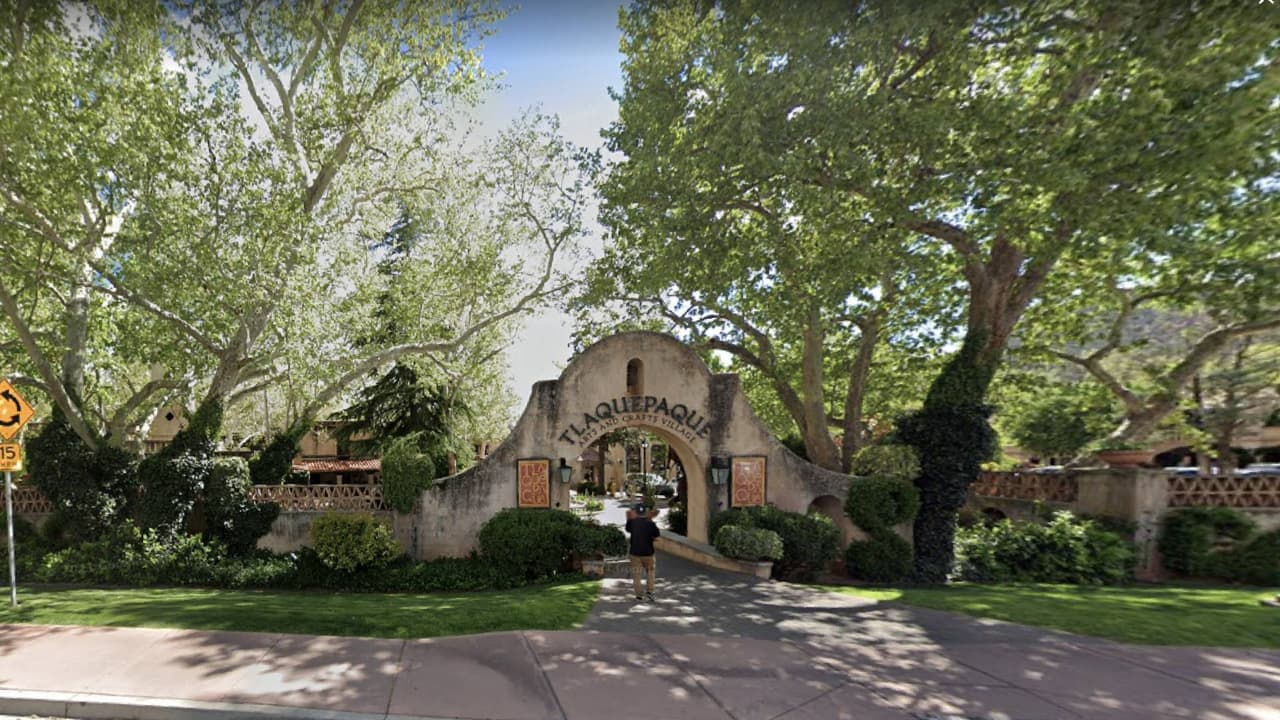 <a href="https://www.univision.com/local/arizona-ktvw/musica-mariachi-deliciosa-comida-mexicana-tlaquepaque-en-sedona-arizona-fotos">Tlaquepaque Arts and Crafts Village</a>: A solo dos horas de Phoenix, personas pueden visitar un pedacito de México en Sedona. El área de 
<i>Tlaquepaque</i> en Sedona fue creado luego que un empresario se enamorara del pueblo durante un viaje a Jalisco, México.
