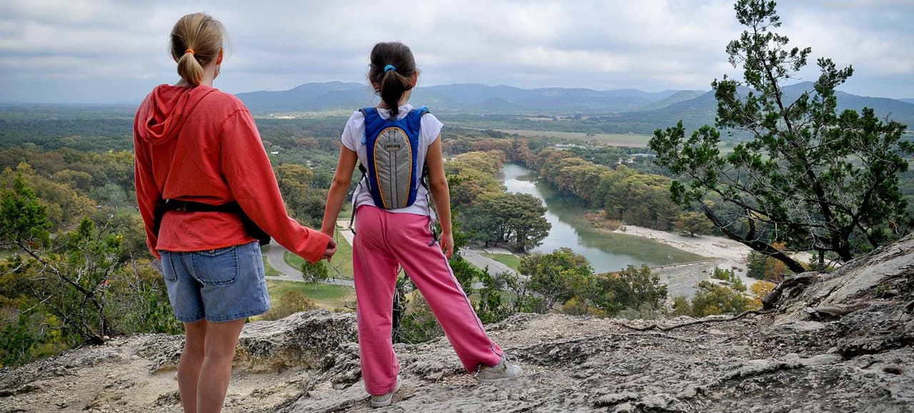 Debido a que se espera una gran demanda, la entrada a los parques durante el sábado 14 de octubre de este año y el lunes 8 de abril del 2024 será restringida solamente para quienes hayan adquirido previamente los pases por día o permisos para acampar.