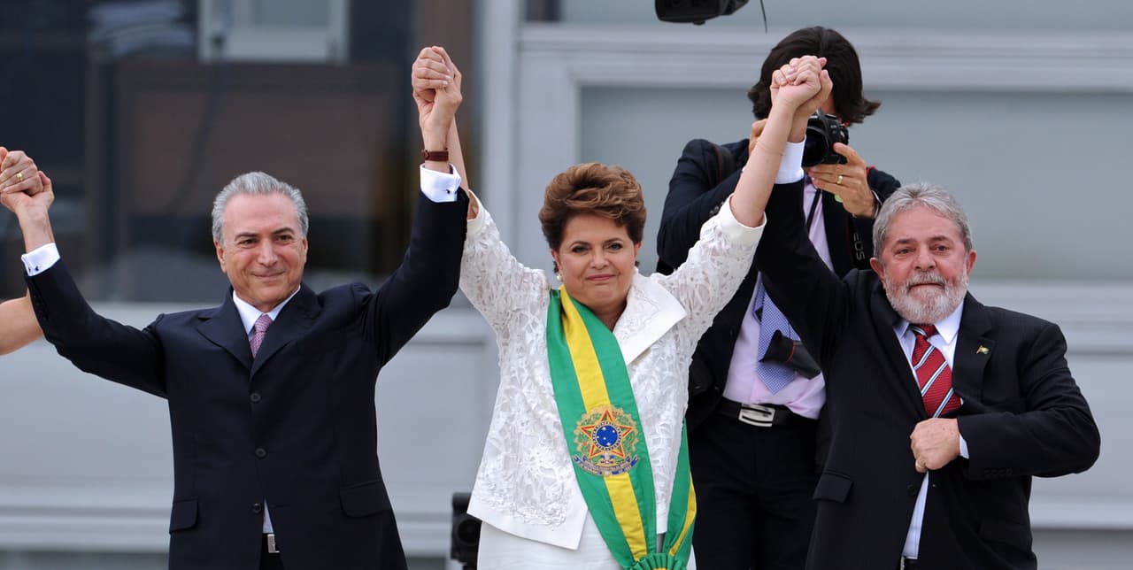 16 de julio de 2015. Los fiscales federales abren una investigación formal sobre si el expresidente Luiz Inácio Lula da Silva usó de manera inapropiada sus conexiones en el exterior para beneficiar a Odebrecht tras dejar el cargo. En la foto, Lula con la nueva presidenta Dilma Rousseff y el vicepresidente (y futuro presidente encargado) Michel Temer.