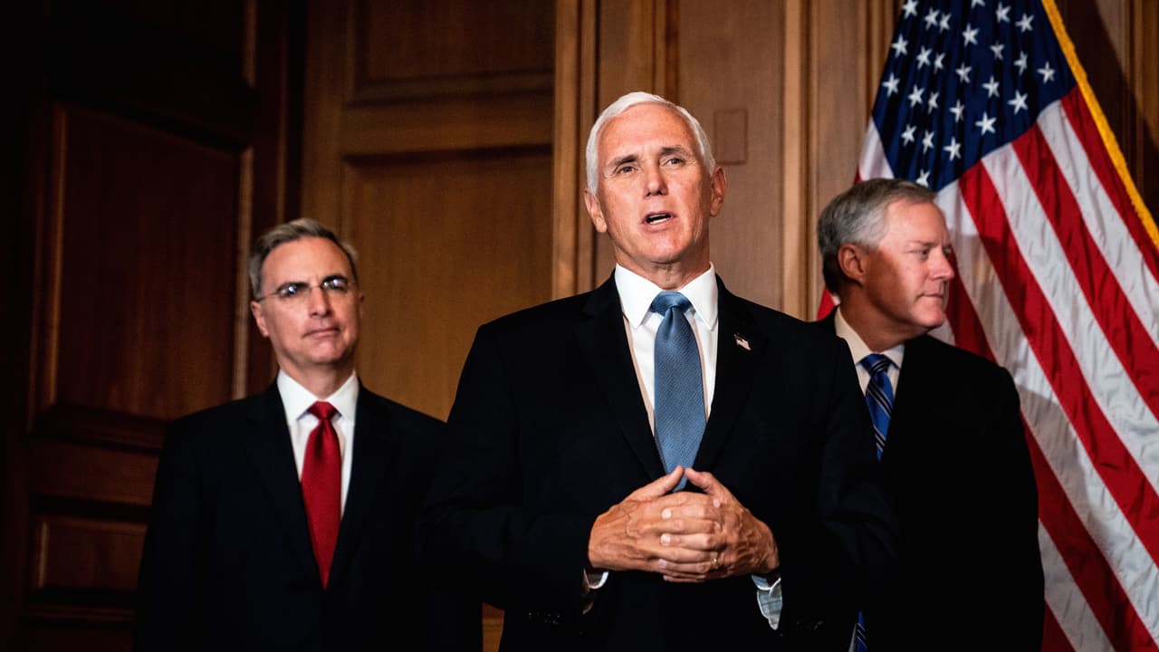 <h3 class="cms-H3-H3">Mike Pence</h3>
<br>El actual vice presidente de Estados Unidos y compañero de fórmula de Donald Trump fue gobernador de Indiana entre 2014 y 2017, y antes representó a su estado en el congreso federal entre 2001 y 2014. Pence comenzó su carrera política como comentarista en la radio conservadora de Indiana.
