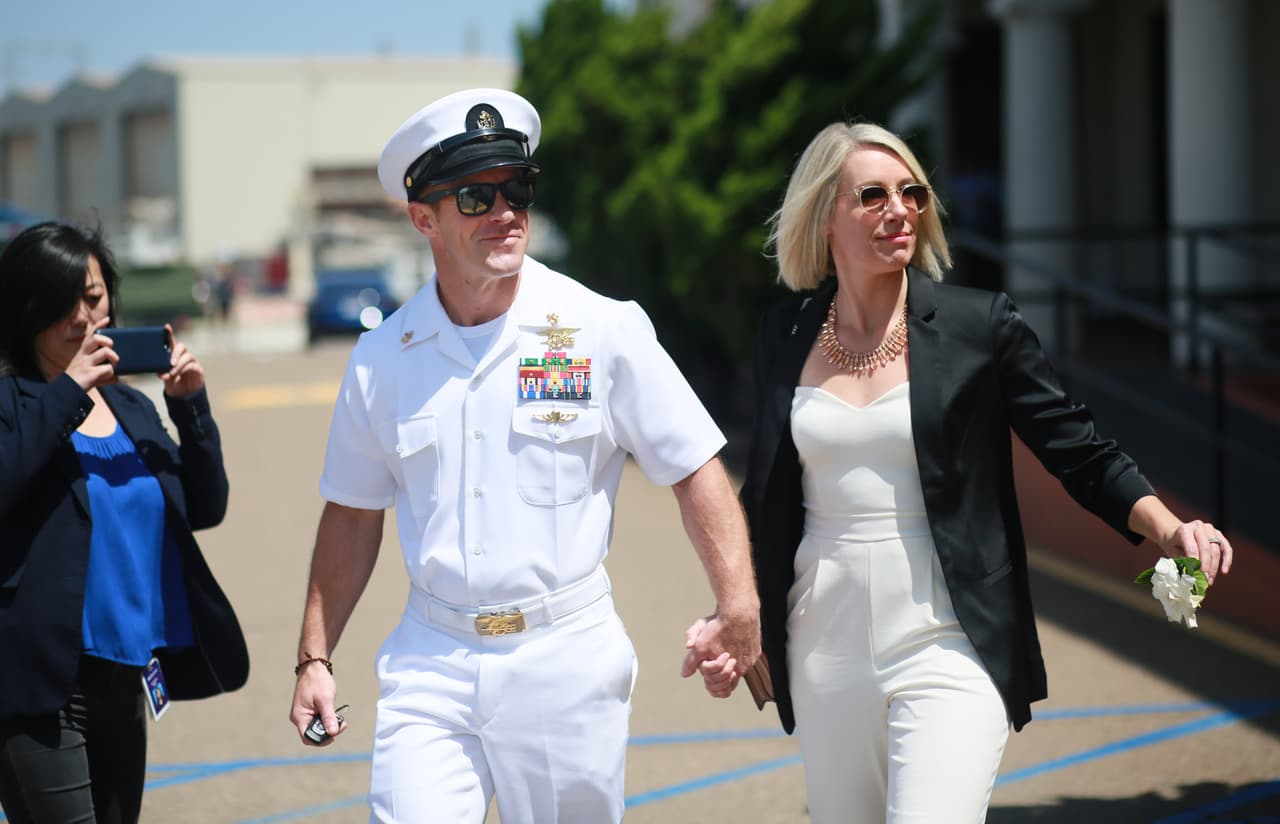 Oficial de la Marina acusado de crímenes de guerra es declarado no culpable por una corte marcial de San Diego