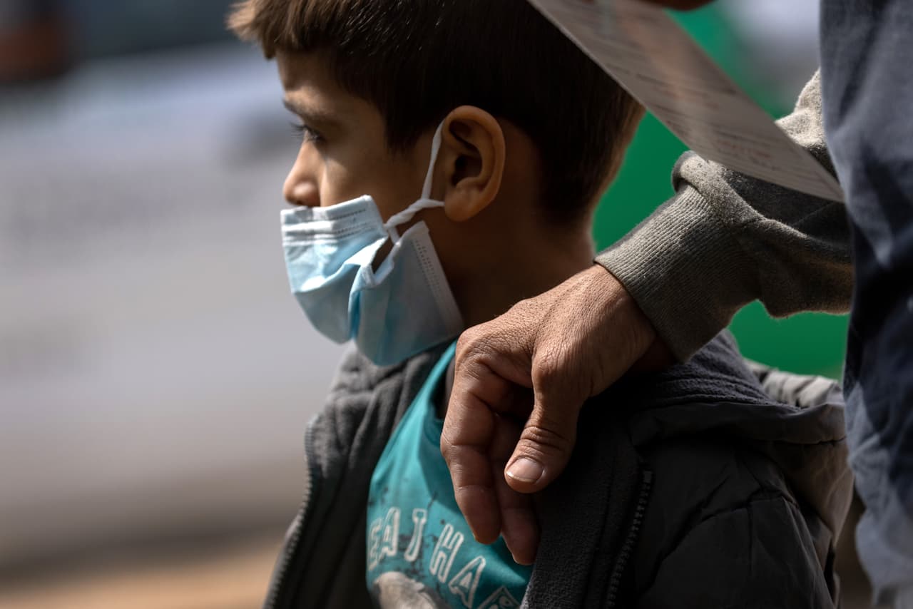Cómo el gobierno federal perdió el rastro de 32,000 menores no acompañados detenidos en la frontera con México