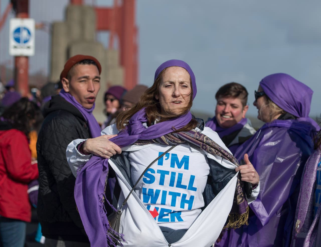 Miles de personas se reunieron en el Golden Gate Bridge en San Francisco este 20 de enero de 2017 para unir sus manos y mostrar unidad en respuesta a la juramentación de Donald Trump como el nuevo presidente de Estados Unidos.