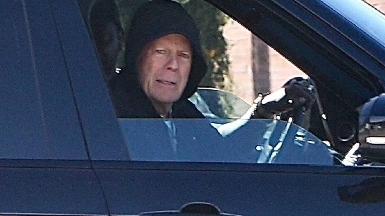 Captan a Bruce Willis de paseo tras revelar que su salud empeora