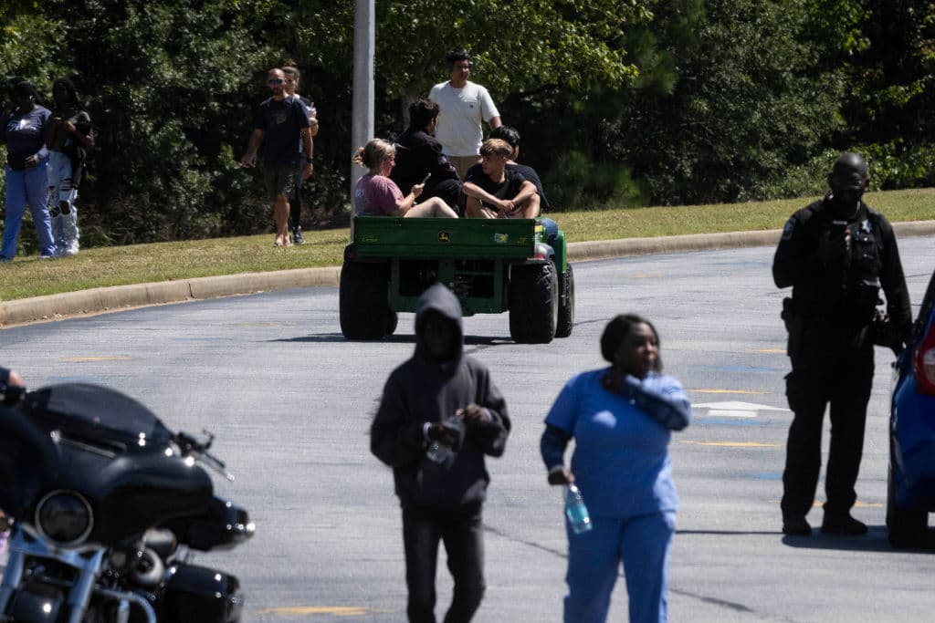 <b><a href="https://www.univision.com/local/atlanta-wuvg/tiroteo-en-preparatoria-apalachee-en-winder-georgia-confirman-varias-victimas-y-un-arrestado-video" target="_blank">Apalachee High School</a></b> quedó cerrada por el resto de la semana mientras se investiga el tiroteo. Este 4 de septiembre, las autoridades pusieron en acción un plan para desalojar el centro educativo de forma segura. 
<b>Padres fueron transportados hasta sus hijos</b> y luego regresados a la zona en la que se estableció el perímetro de seguridad.