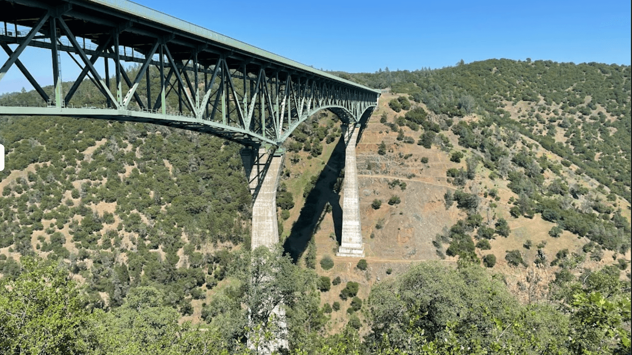 Rescatan a dos personas que intentaban arrojarse de un puente en Foresthill