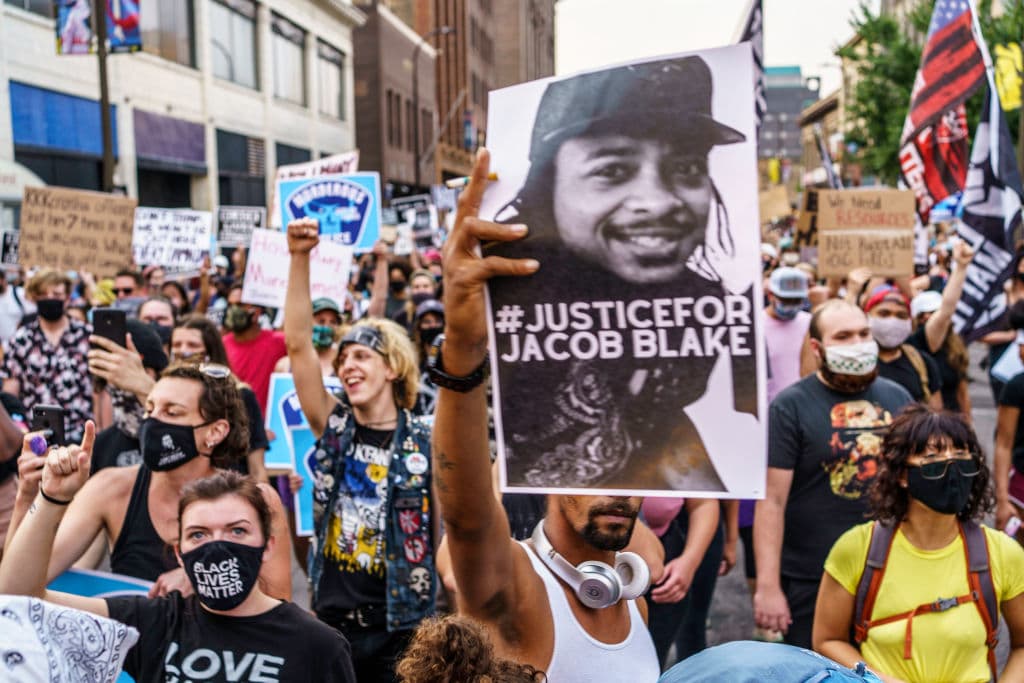 Esta fue la segunda jornada de enfrentamientos en la ciudad de Kenosha, al sureste de Wisconsin, después de que el domingo se hiciera público un video en el que se ve cómo 
<b><a href="https://www.univision.com/shows/noticiero-univision/indignacion-y-protestas-en-wisconsin-luego-de-que-un-policia-le-disparara-por-la-espalda-siete-veces-a-un-afroestadounidense-video">un policía dispara por la espalda varias veces a Jacob Blake</a></b>, de 29 años, ante la mirada de sus tres hijos.