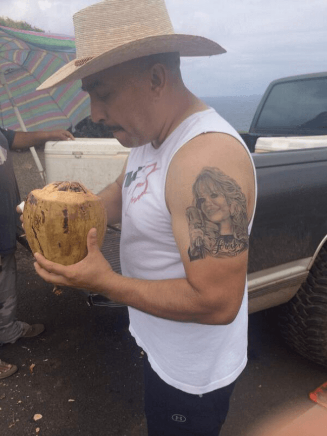 Aunque Lupillo se mostró dispuesto a modificar el diseño solo puso una condición: 
<b>"Si no me cubre el de Jenni, está perro"</b>, dijo respecto a que el manchón está justo al lado del rostro de 'La Diva de la Banda' que tiene plasmado.
<br>