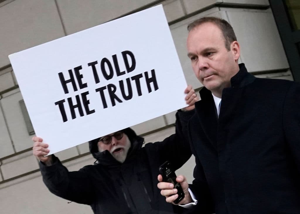 Rick Gates, un antiguo colaborador de la campaña para el entonces candidato Donald Trump, fue sentenciado a 45 días de cárcel y tres años de libertad condicional por un juez federal en 2019, 
<b>después de admitir que ayudó a Paul Manafort a ocultar 75 millones de dólares en cuentas bancarias extranjeras </b>de sus años de trabajo de cabildeo en Ucrania. 
<br>
<br>Richard "Rick" Gates, socio comercial de Paul Manafort y ex funcionario de la campaña de Donald Trump, también fue acusado por el fiscal especial de EEUU, Robert Mueller, de cargos federales derivados de presuntos vínculos financieros con fuentes rusas. Además de la multa de $20,000 se le ordenó realizar 300 horas de servicio comunitario. 
<b>A Gates se le permitió cumplir su condena en la cárcel los fines de semana </b>o bajo un horario establecido por los oficiales de libertad condicional.