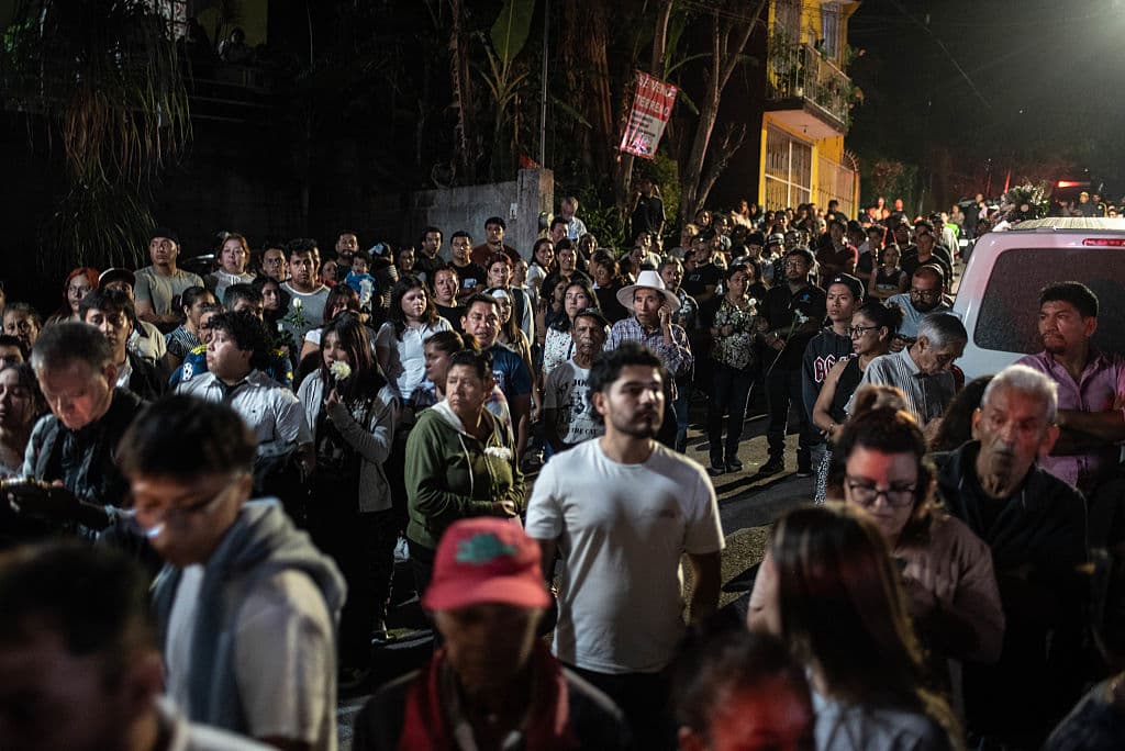 Antes de llevarlo a Xalapa, el ataúd de la cadete América Yamileth Sánchez fue trasladado a las instalaciones de la escuela naval, 
<b>en el municipio de Alvarado</b>, donde recibió 
<b>un homenaje póstumo</b>, por parte de compañeros y profesores.
<br> 
<br>Sánchez cursaba el último año de la carrera de Ingeniería de Sistemas Navales.