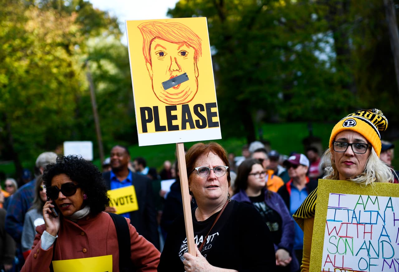 "
<b>Presidente, por favor".</b> Cientos de residentes de Pittsburgh, Pennsylvania, se concentraron para protestar la visita del presidente Donald Trump a la sinagoga Árbol de la Vida, donde murieron 11 personas en 
<u><a href="https://www.univision.com/noticias/incidentes-de-odio/en-fotos-pittsburgh-protesta-por-la-visita-de-trump-a-la-sinagoga-donde-murieron-acribilladas-11-personas-fotos">un tiroteo catalogado como crimen de odio.</a></u>