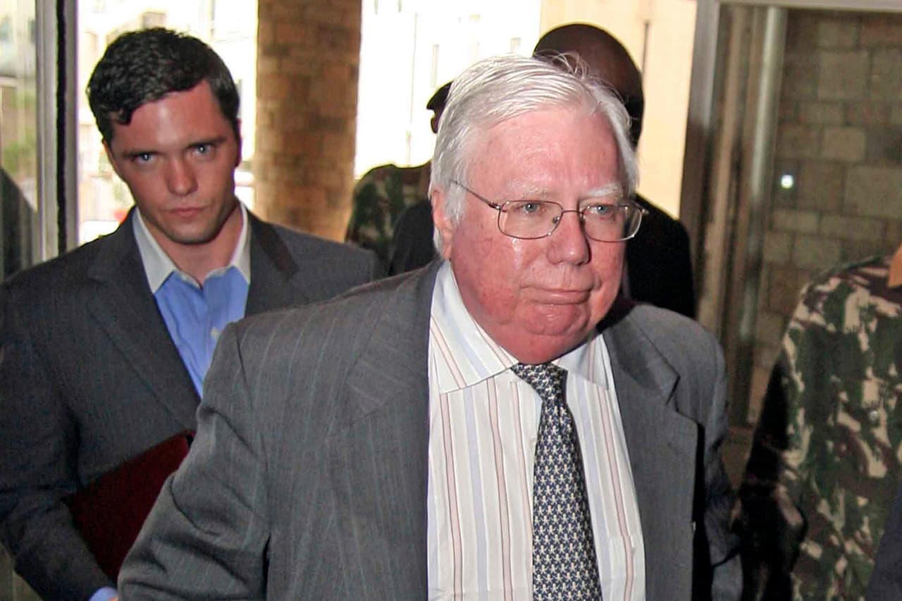 <b>Jerome Corsi: </b>Trabajó junto a Roger Stone en la campaña de Donald Trump y el fiscal especial Muller sospecha que también conocía sobre la filtración de los correos hackeados a demócratas que haría WikiLeaks. EL fiscal posee 
<a href="https://www.nbcnews.com/politics/justice-department/mueller-has-emails-stone-pal-corsi-about-wikileaks-dem-email-n940611"><u>los</u><i> emails </i><u>intercambiados entre Stone y Corsi en los que hablan de WikiLeaks</u></a> y de la filtración, antes de que esta ocurriera. Y si lo sabía de antemano, presumiblemente estaba en contacto con alguien que le dio esa información. Reconoció a la fiscalía especial que habló del tema con Stone, pero dijo fue una “presunción”.
