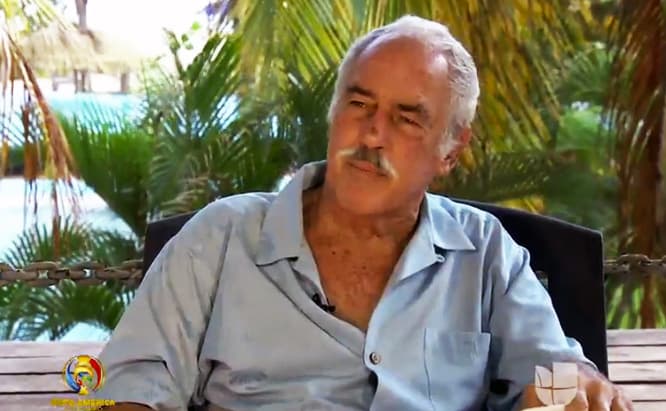 Después de 7 años de no poder caminar, el legendario galán de telenovelas y cine se ha ido recuperando y ya no utiliza la silla de ruedas.
<br>
